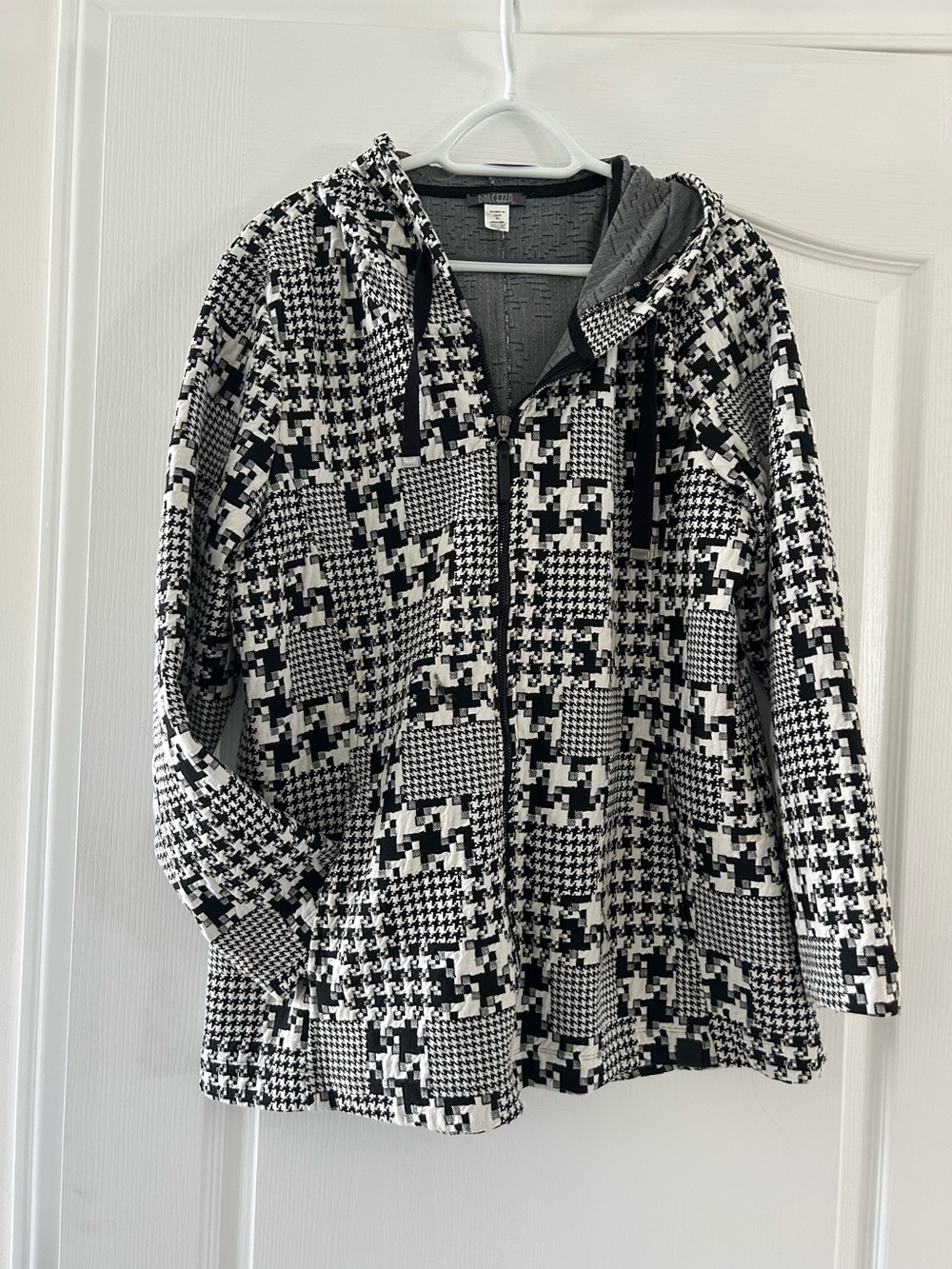 Black & White Houndstooth Women’s Zip-Up Hooded Jacket